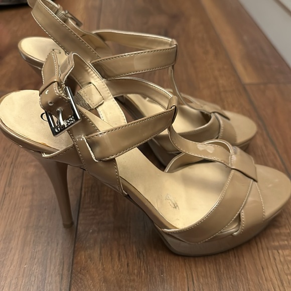 Gorgeous GUESS Beige Strappy Women Size 7.5M Stacked Ultra High Heel Shoes - Picture 2 of 6